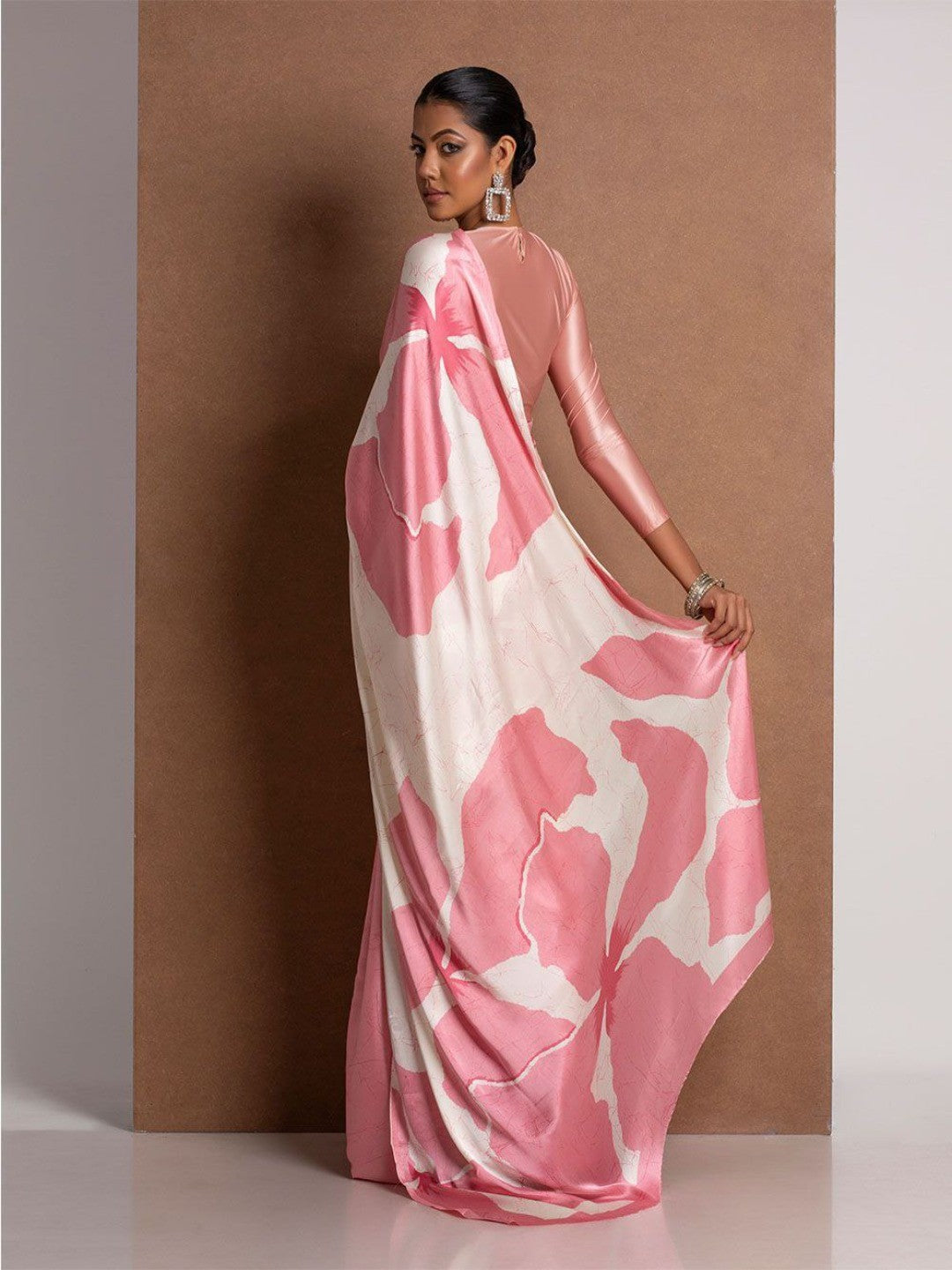 Elegant Pink Floral & Abstract Digital Printed Satin Saree For Contemporary Grace - Image 2
