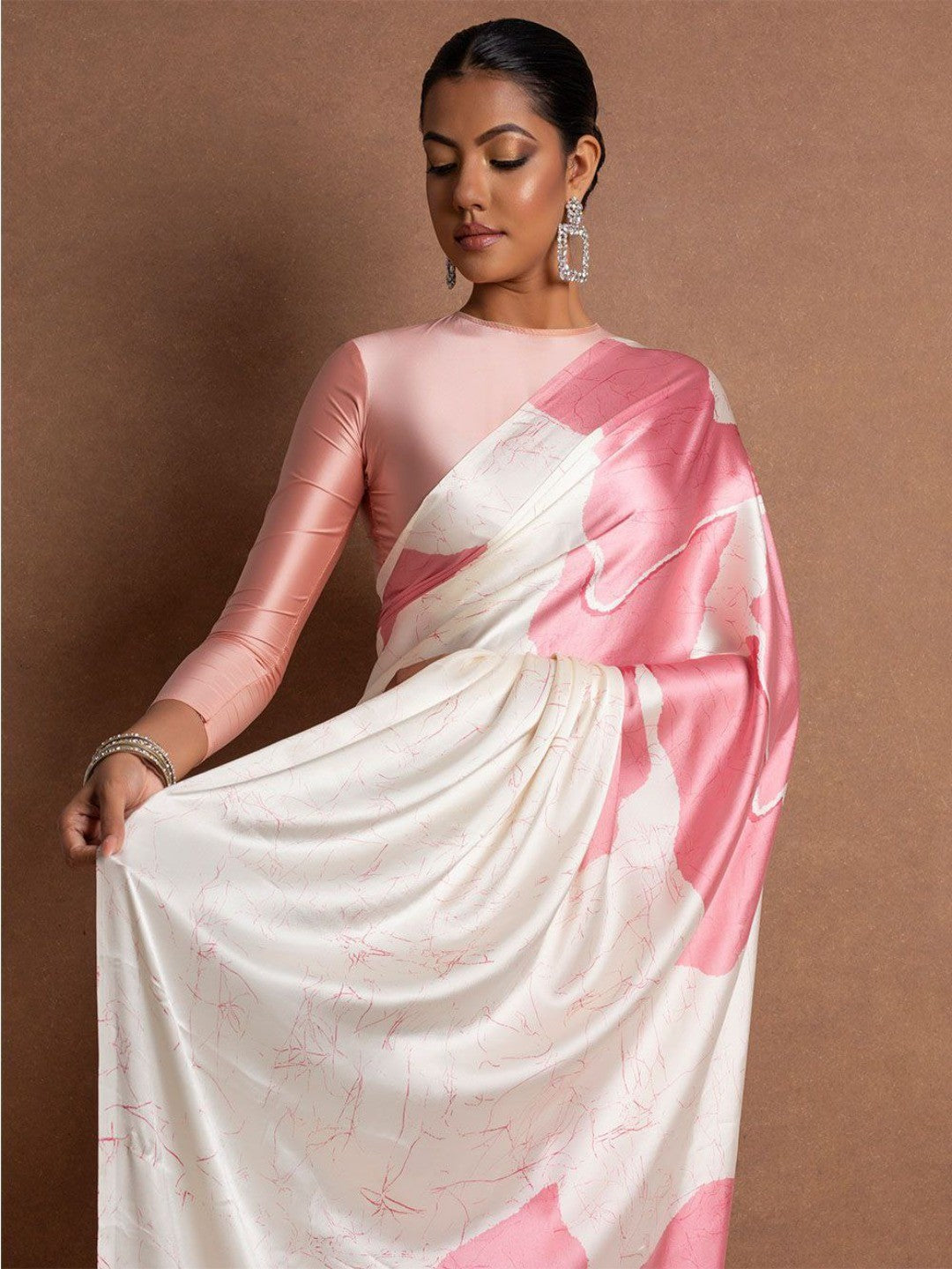 Elegant Pink Floral & Abstract Digital Printed Satin Saree For Contemporary Grace - Image 3