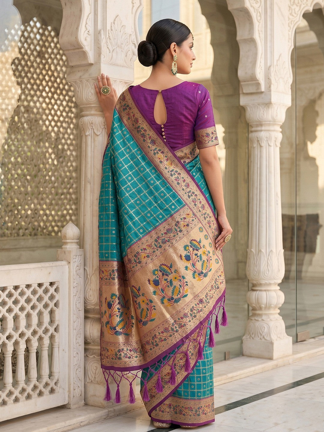 Premium Turquoise Check Motif Weaving Banarasi Silk Saree With Decorative Border & Pallu - Image 3