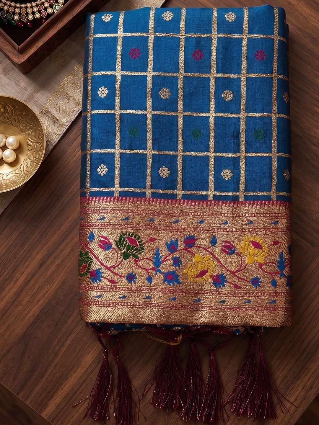 Premium Blue Check Motif Weaving Banarasi Silk Saree With Decorative Border & Pallu - Image 5