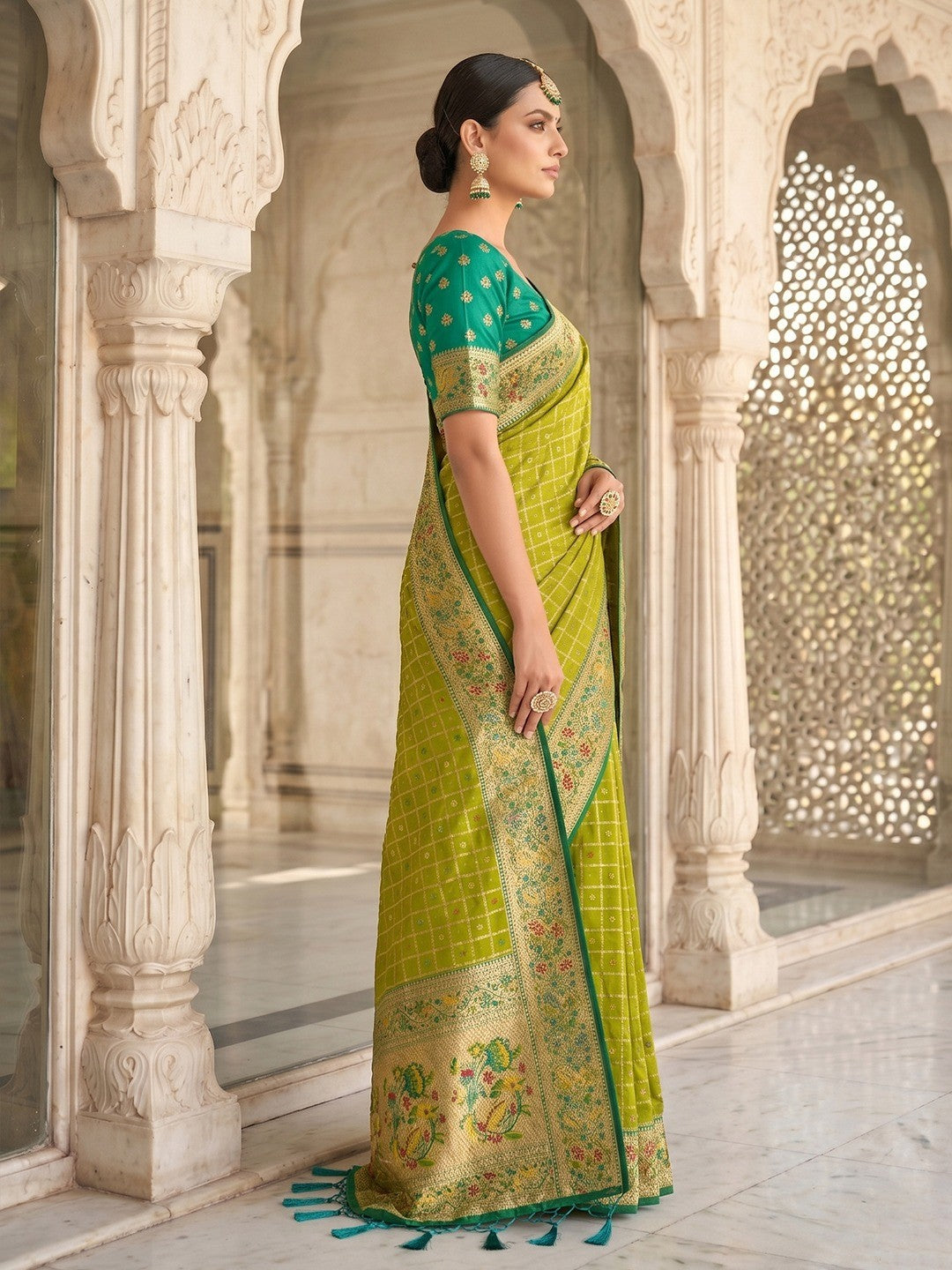 Premium Green Check Motif Weaving Banarasi Silk Saree With Decorative Border & Pallu - Image 4