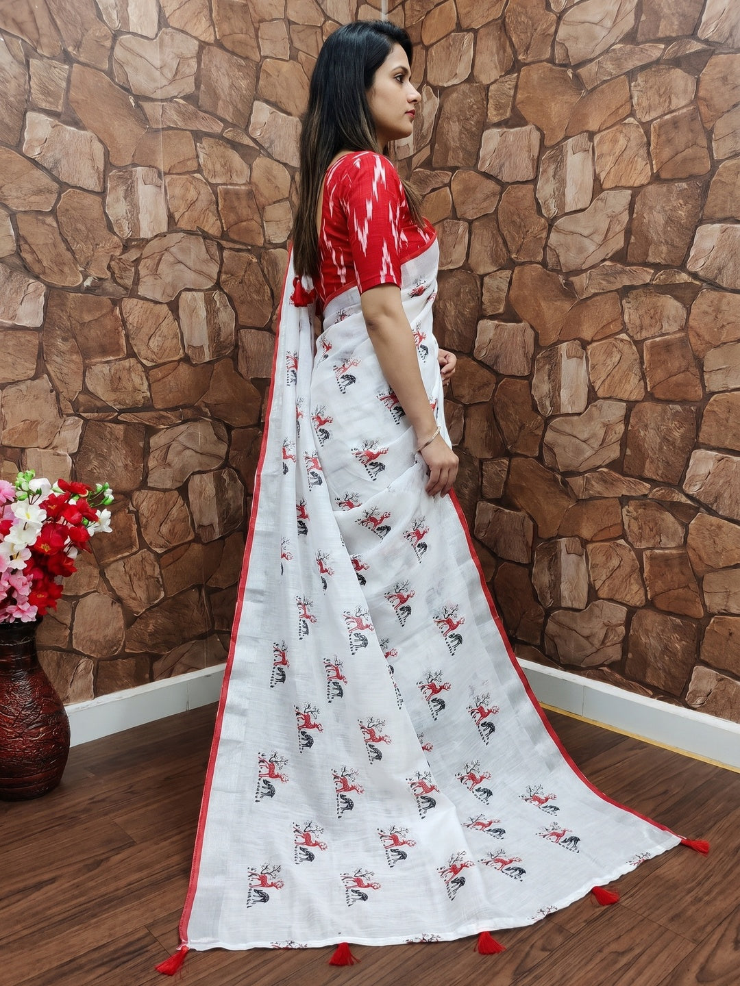 Graceful White - Red Colored Casual Wear Digital Printed Linen Saree - Image 4