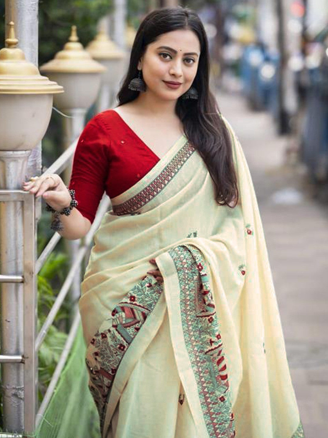 Elegant Offwhite Linen Saree with Traditional Kalamkari Border - Image 2