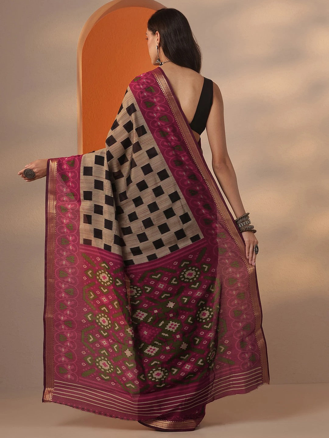 Peachmode Wine Maheshwari Silk Saree with Woven Border - Image 4