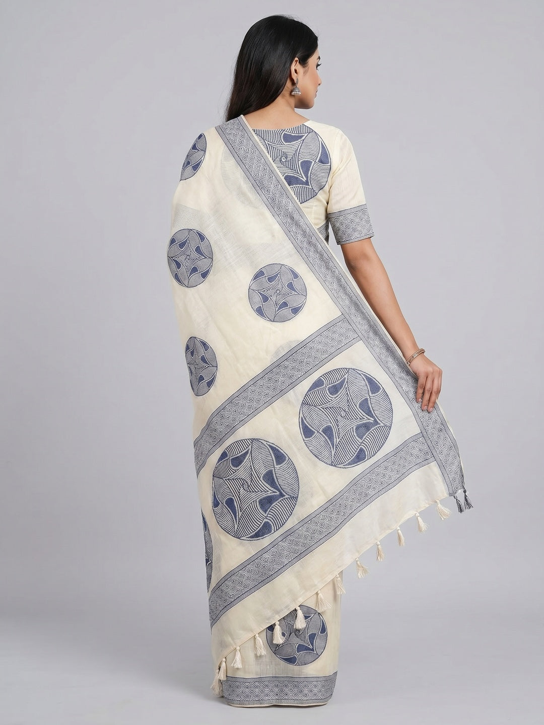 Off White Woven Pure Cotton Saree With Tassels - Image 4