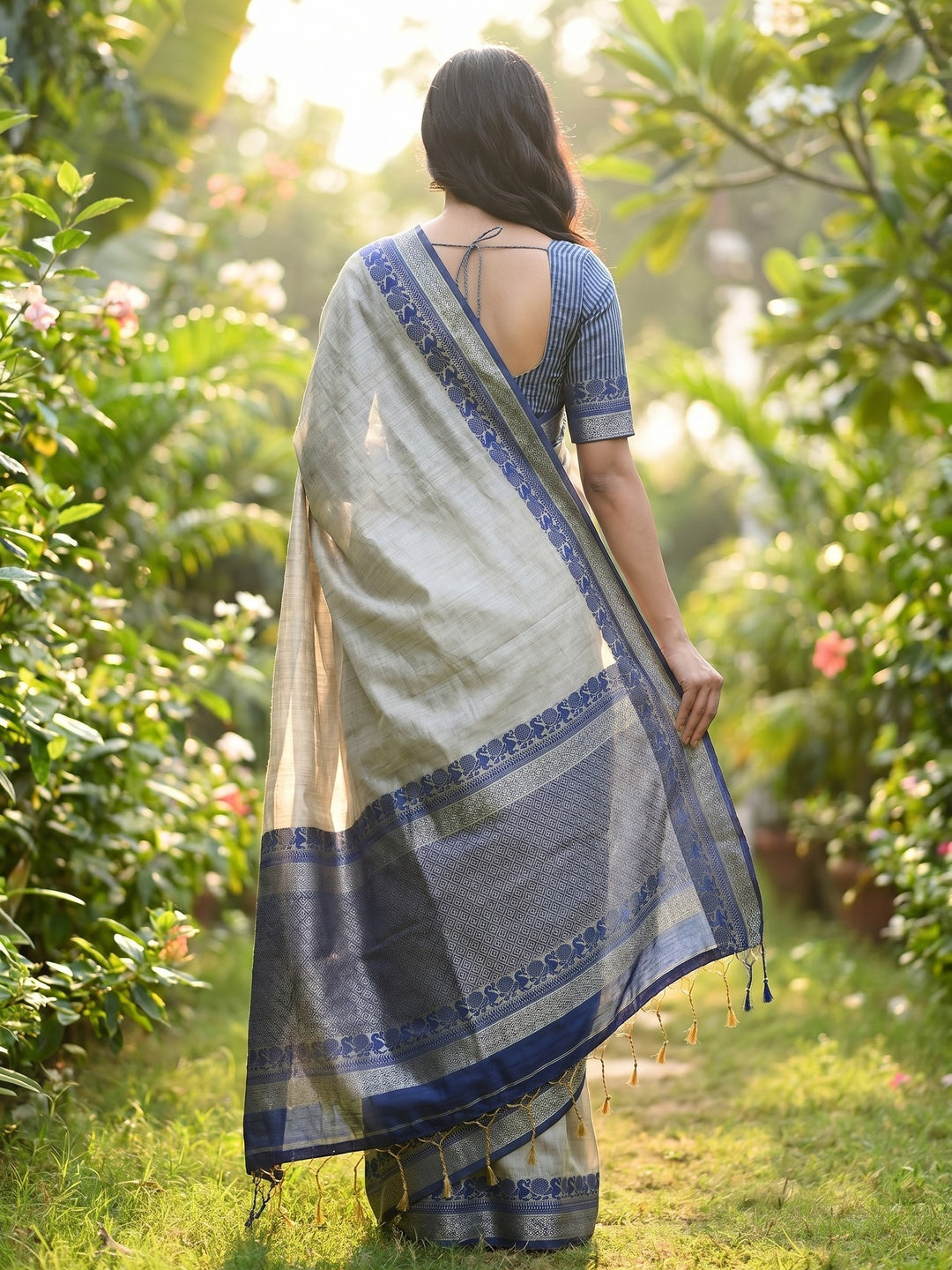 Light Grey Pure Handloom Silk Saree with an Elegantly Woven Jacquard Border - Image 1