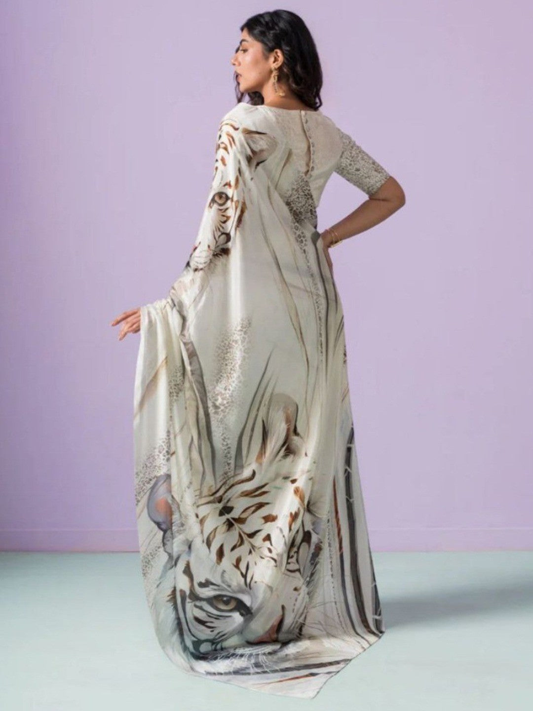 Elegant White Tiger Motif Digital Print Silk Crepe Saree With Designer Work - Image 3
