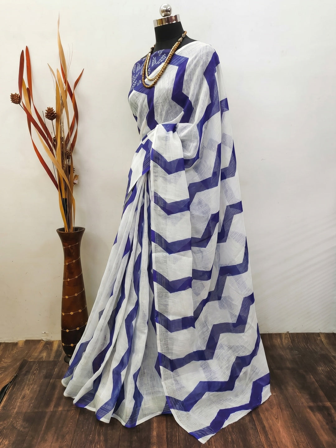White & Blue Zig-Zag Digital Printed Linen Saree with Zari Border - Image 3
