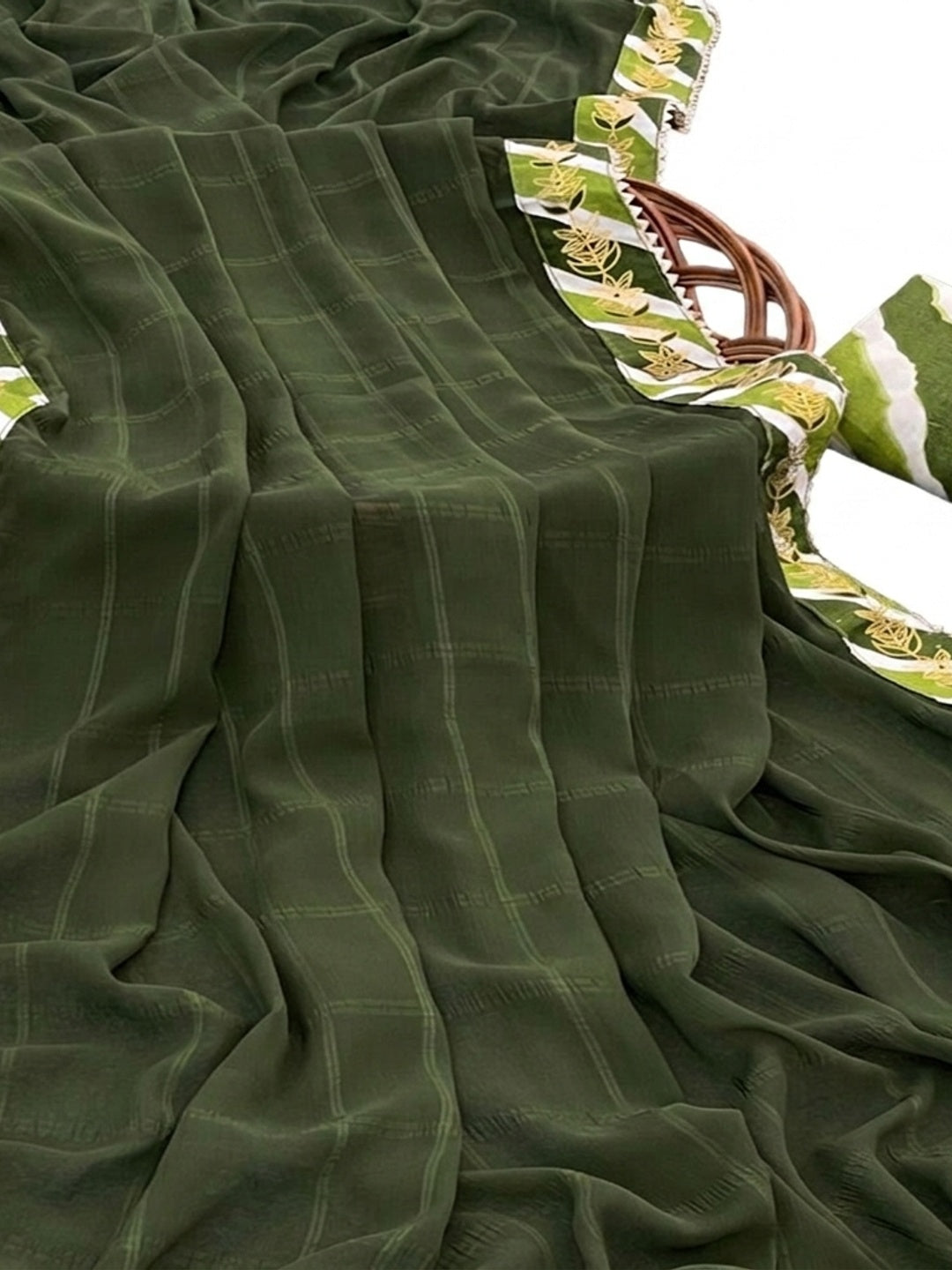 Mehendi Green Woven Georgette Saree With Lace Border - Image 3