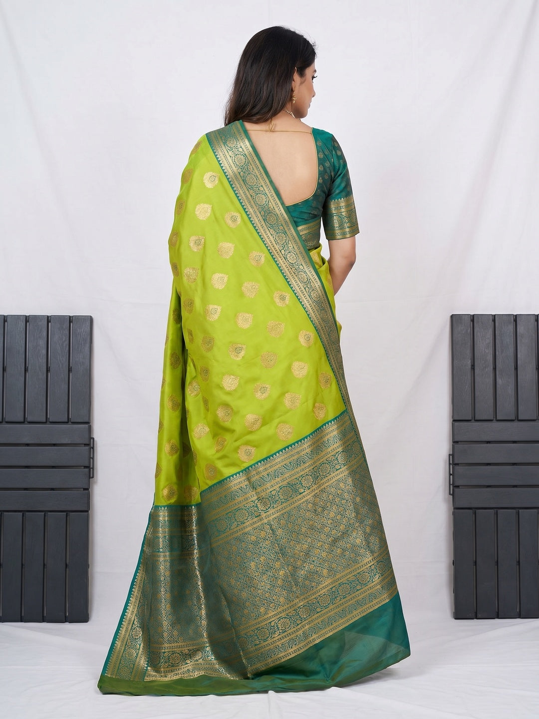 Green Butti Work Banarasi Silk Saree - Image 3