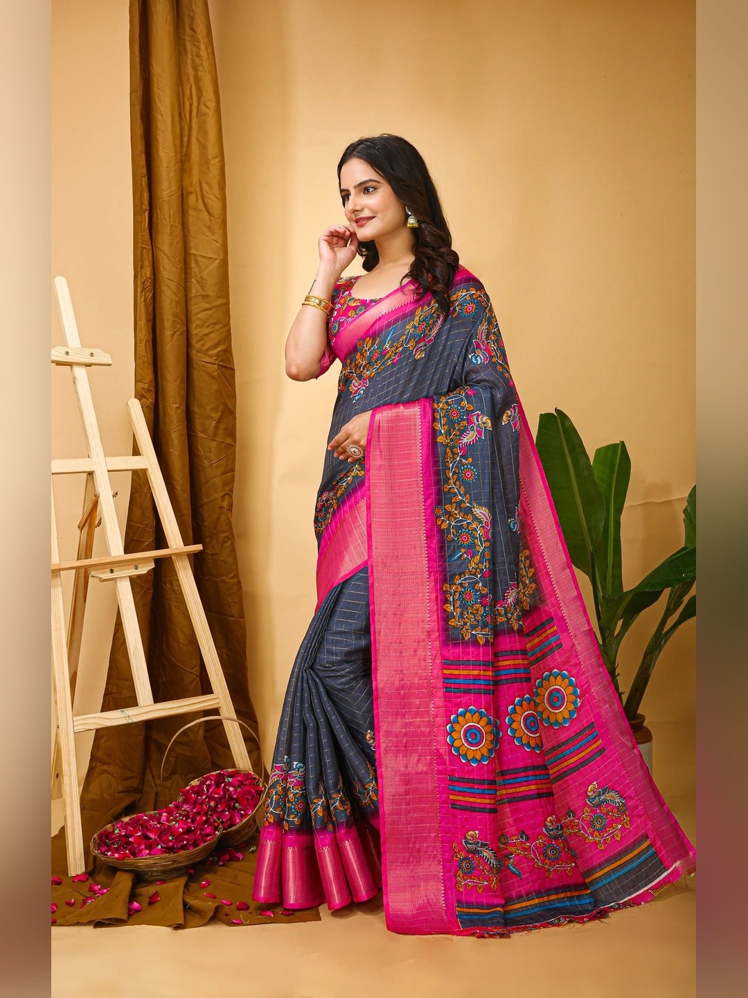 Peachmode Grey Dola Silk Floral Checks Saree - Image 3