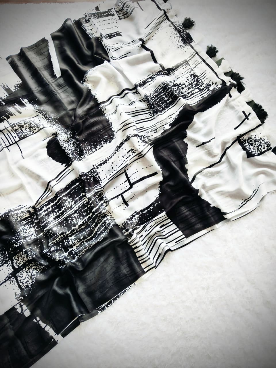 Peachmode Black and White Abstract Print Saree - Image 2