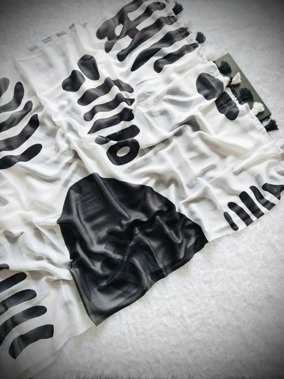 Peachmode White & Black Graphic Print Saree - Image 2