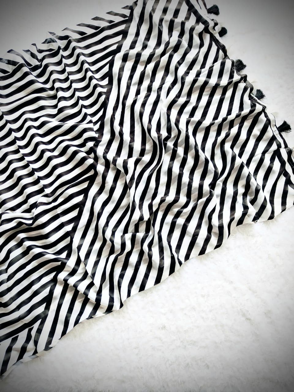 Peachmode Black and White Stripe Print Saree - Image 2