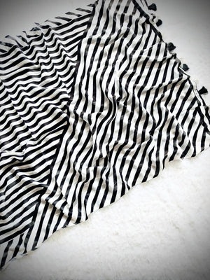 Peachmode Black and White Stripe Print Saree - Image 2