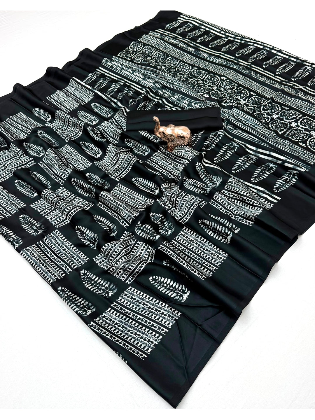 Peachmode Black Art Silk Saree with Digital Print - Image 5