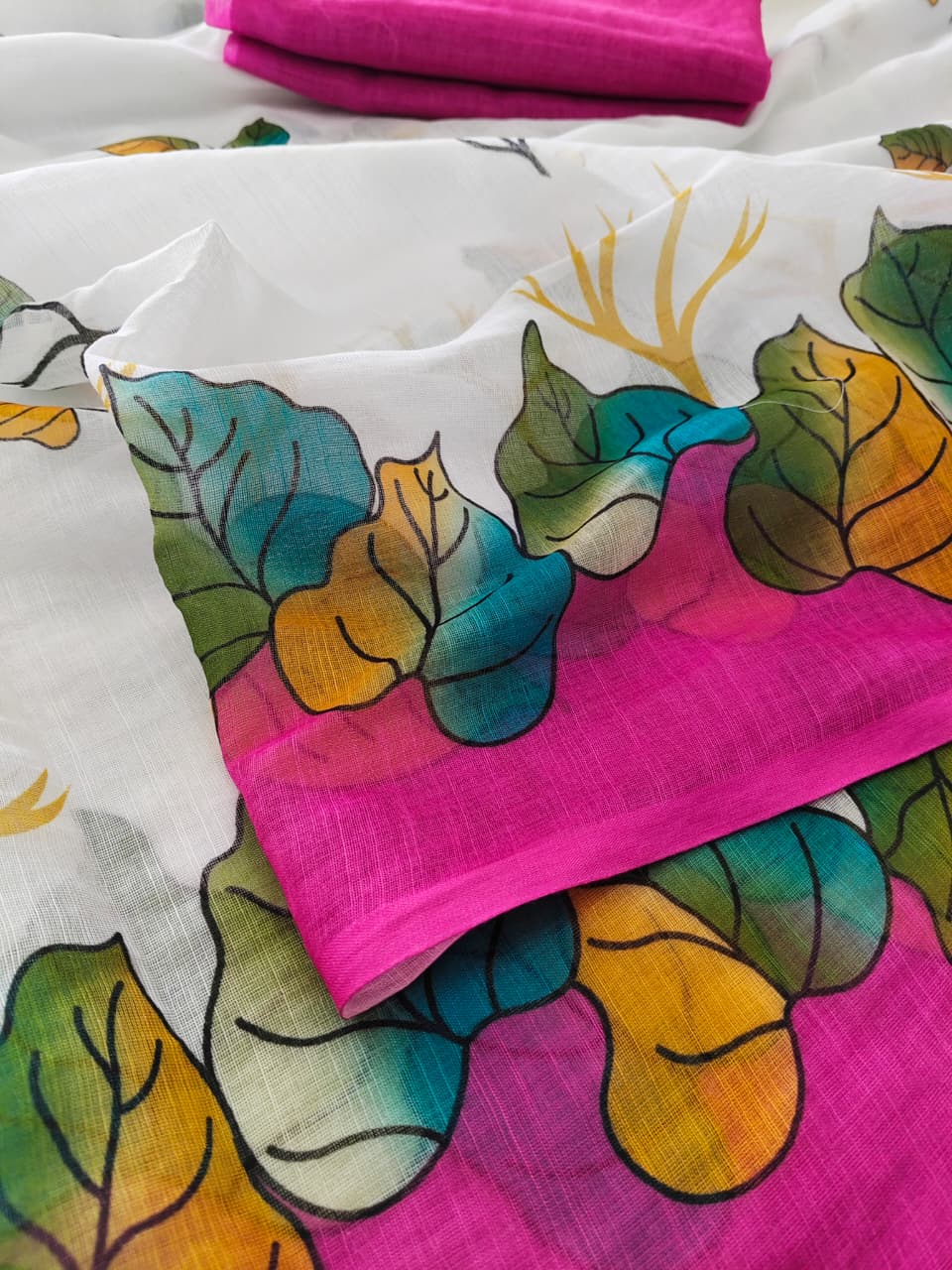 Peachmode White Linen Leaf Print Saree with Pink Border - Image 3
