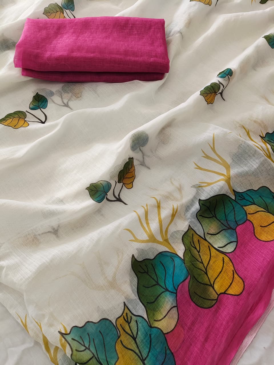 Peachmode White Linen Leaf Print Saree with Pink Border - Image 4