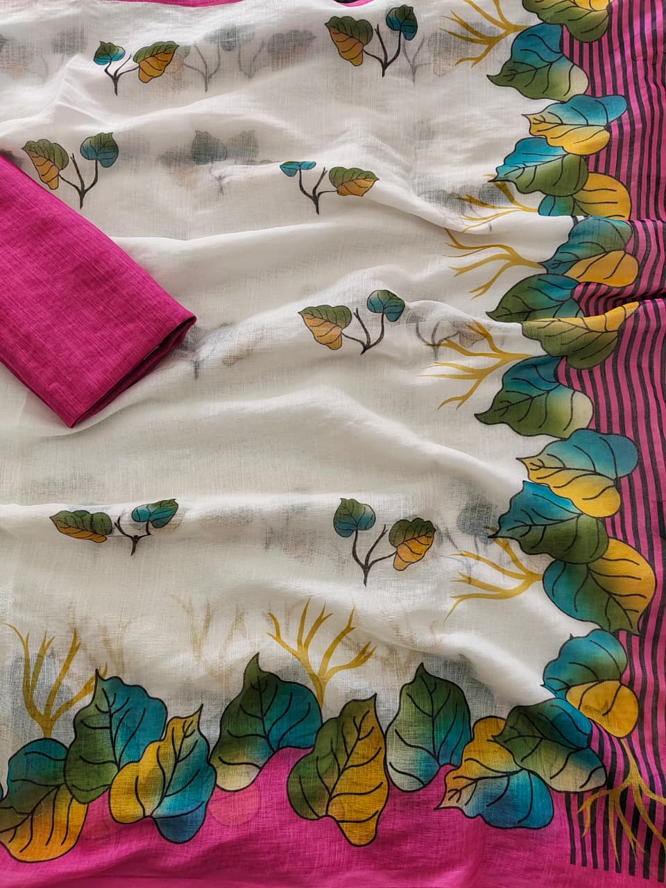 Peachmode White Linen Leaf Print Saree with Pink Border - Image 5