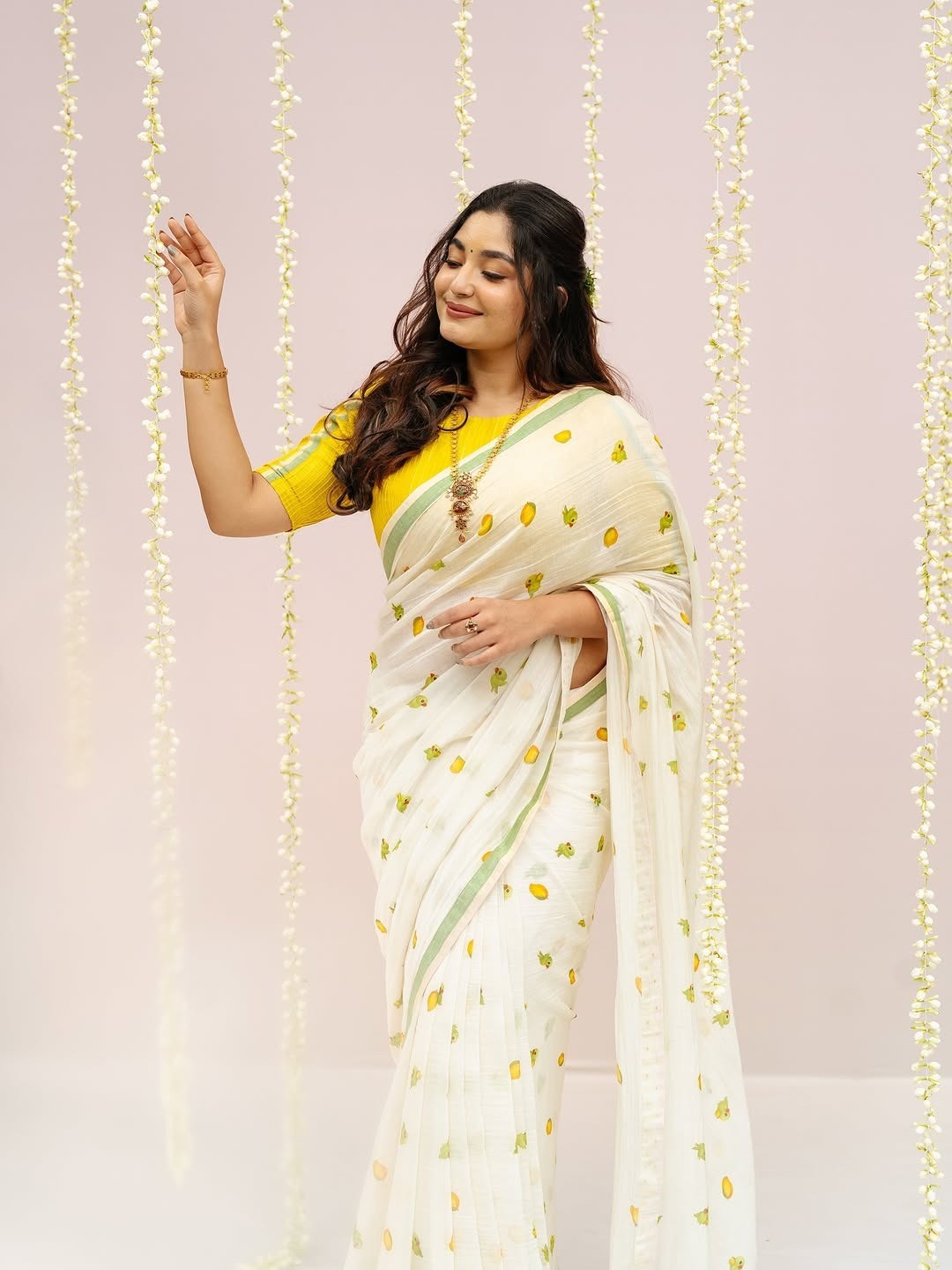 Peachmode White Linen Lemon Print Saree - Image 4
