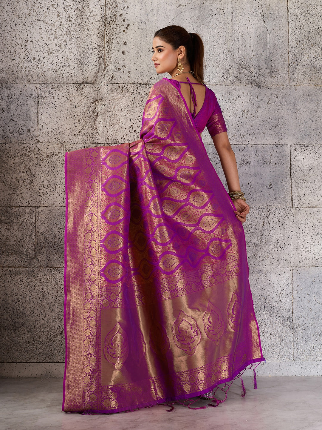 Peachmode Magenta Kanjivaram Silk Blend Saree - Image 3