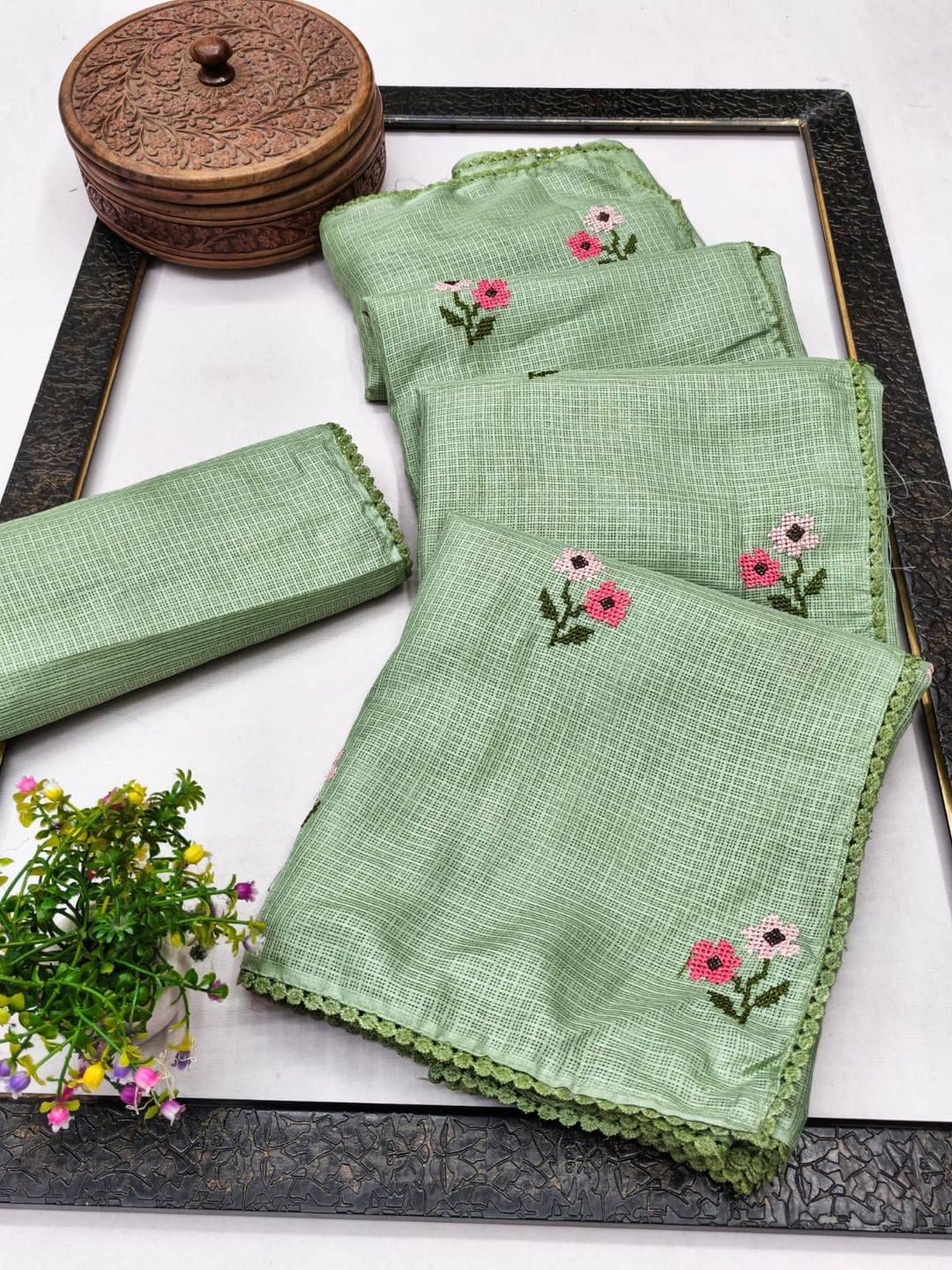 Peachmode Green Kota Check Saree with Floral Embroidery - Image 3