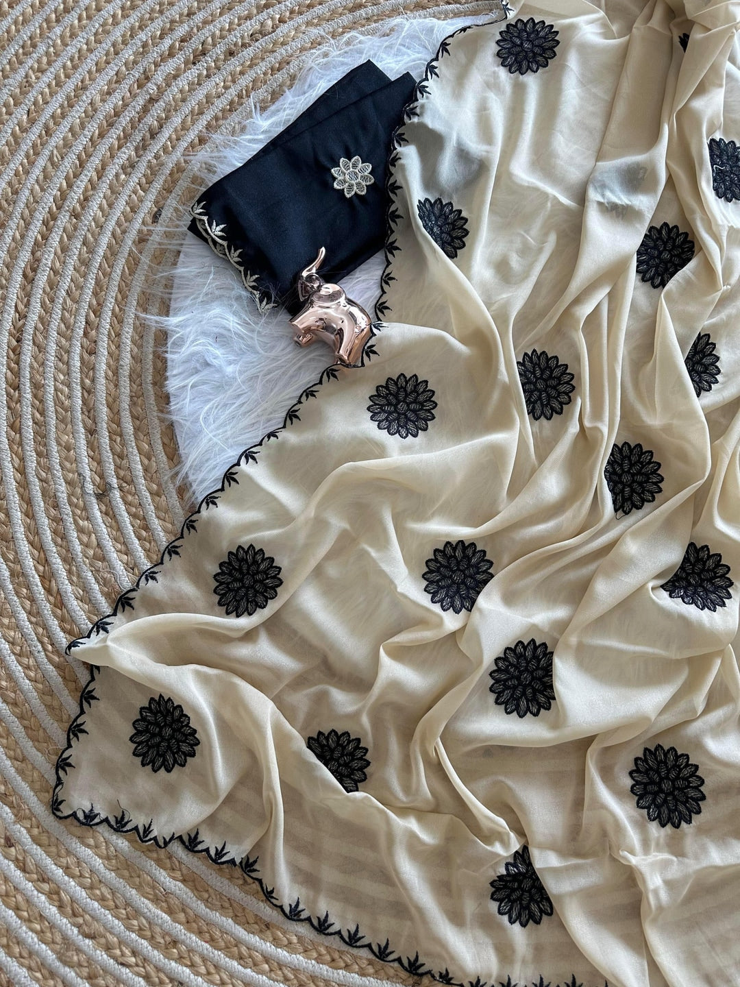 Peachmode Cream Georgette Silk Embroidered Suryamukhi Saree - Image 4