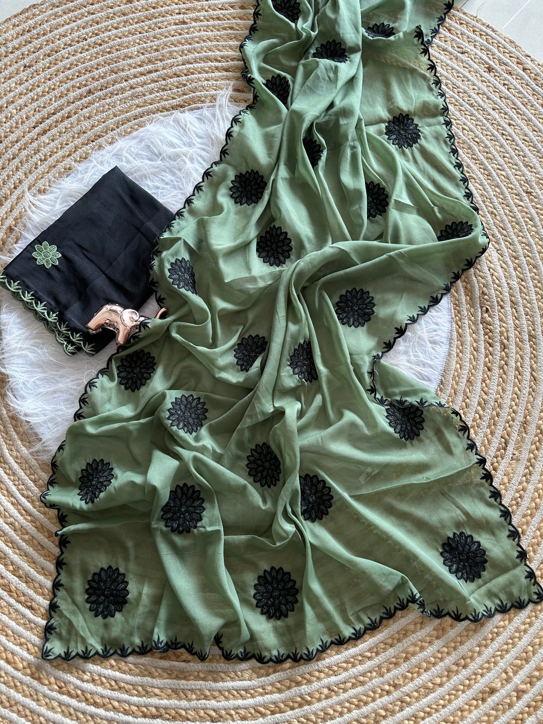 Peachmode Green Georgette Silk Embroidered Suryamukhi Saree - Image 3