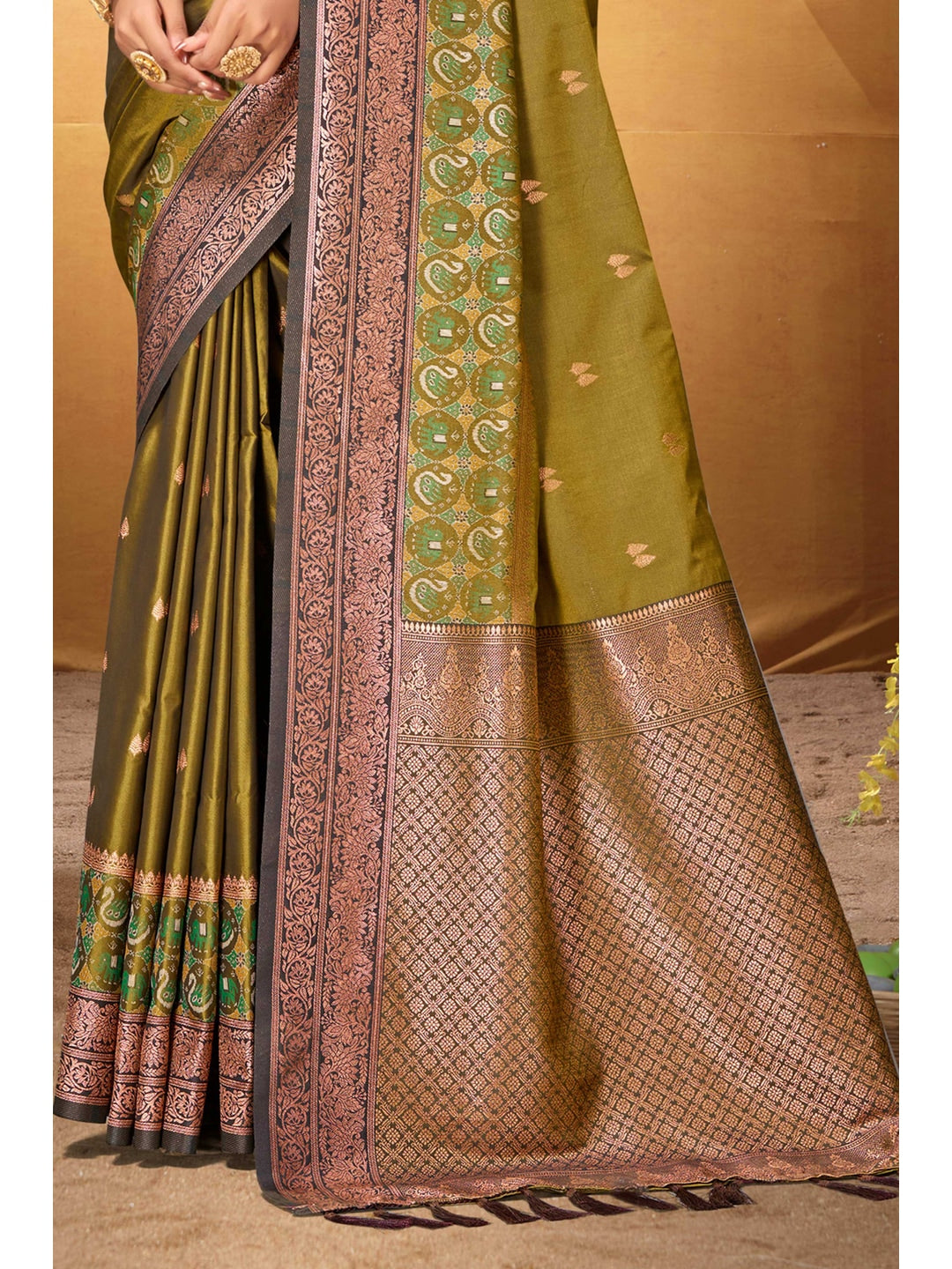 Peachmode Olive Green Silk Blend Adiksha SIlk Saree - Image 4