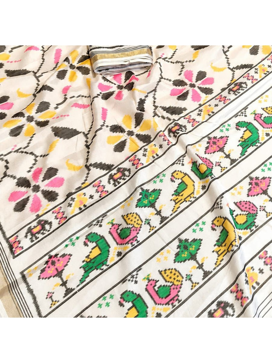 Peachmode White Ikkat Floral Printed Mul Cotton Saree - Image 4