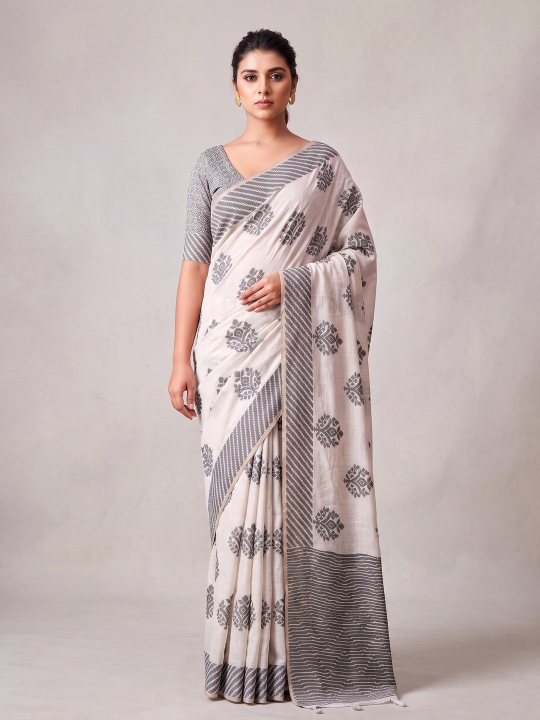 Peachmode Off White Black Floral Cotton Saree - Image 2