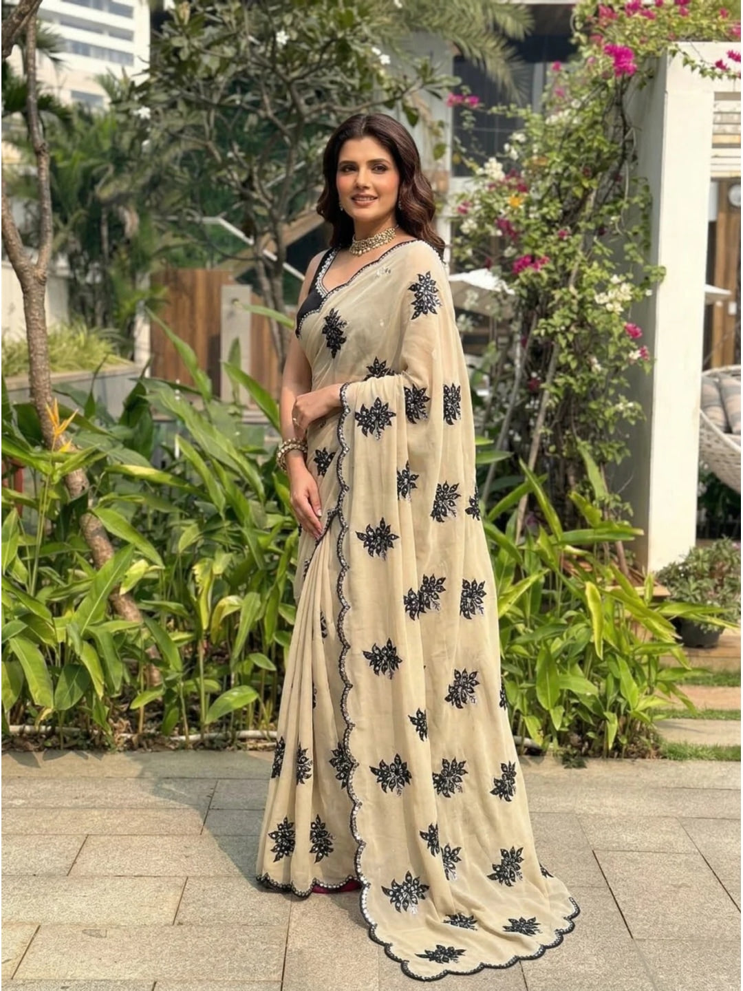 Peachmode Beige Floral Embroidered Rangoli Silk Saree - Image 5