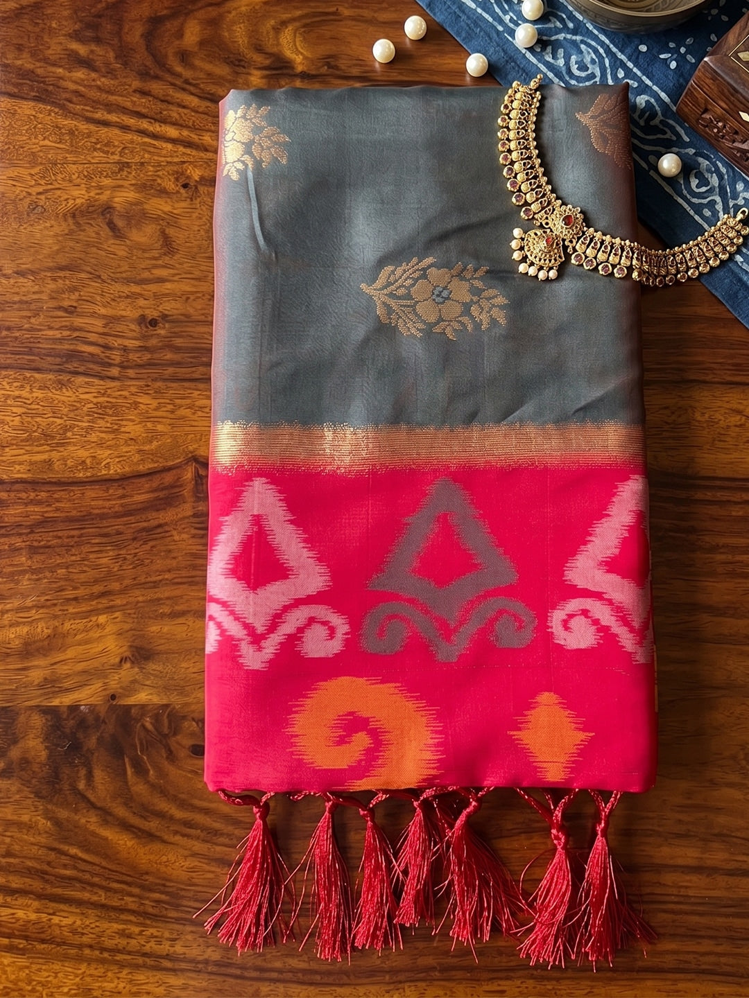 Peachmode Gray Soft Silk Woven Saree - Image 4