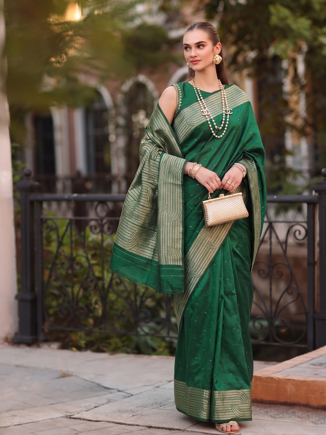 Peachmode Deep Green Cotton Blend Woven Saree - Image 1