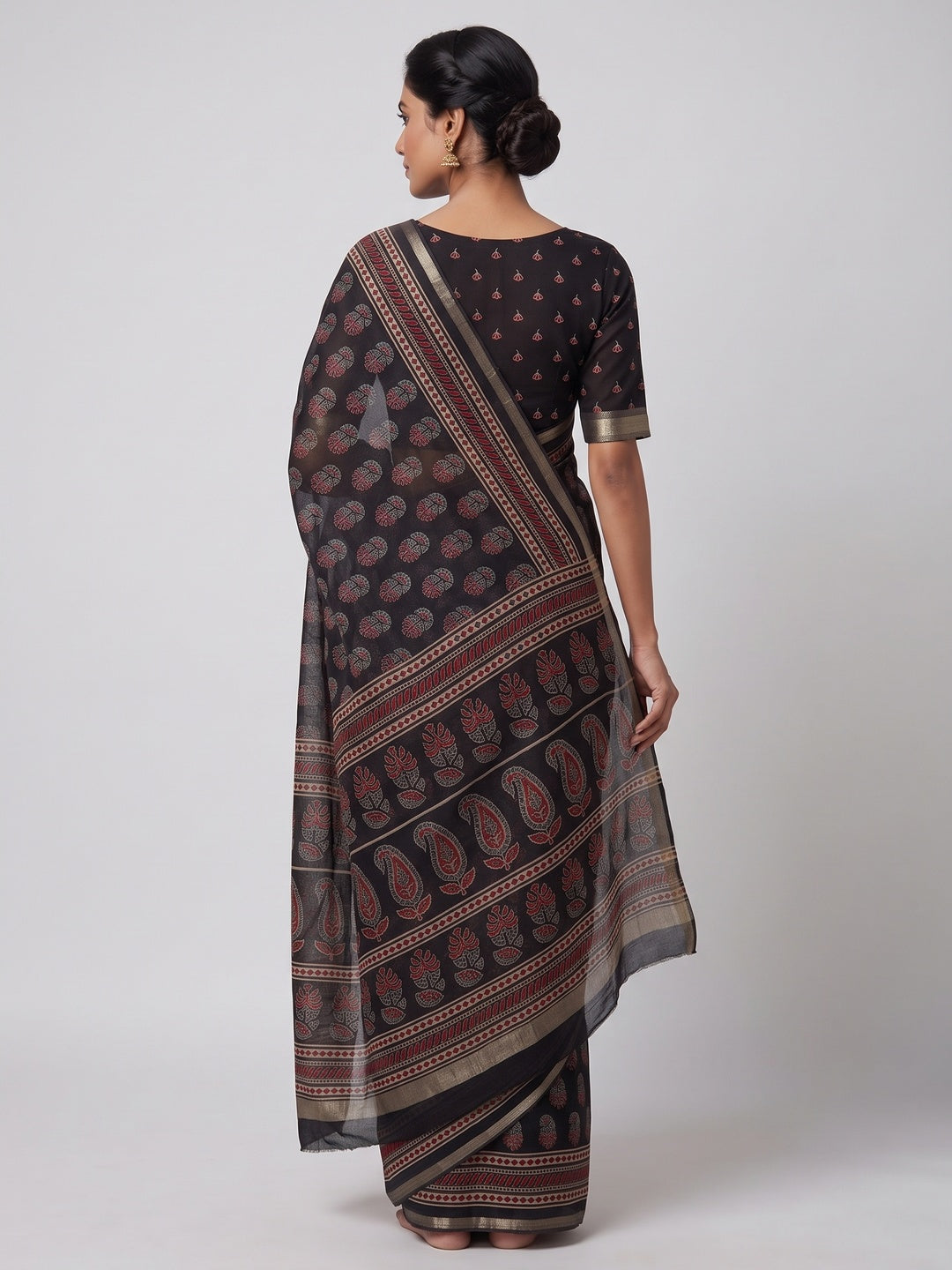 Black Floral Printed Cotton Blend Saree With Zari Weaving Border - Image 3