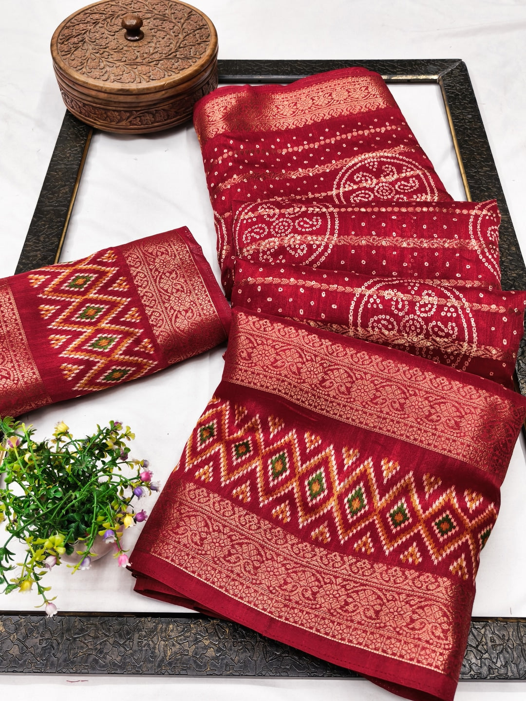 Peachmode Red Bandhani Art Silk Saree - Image 3