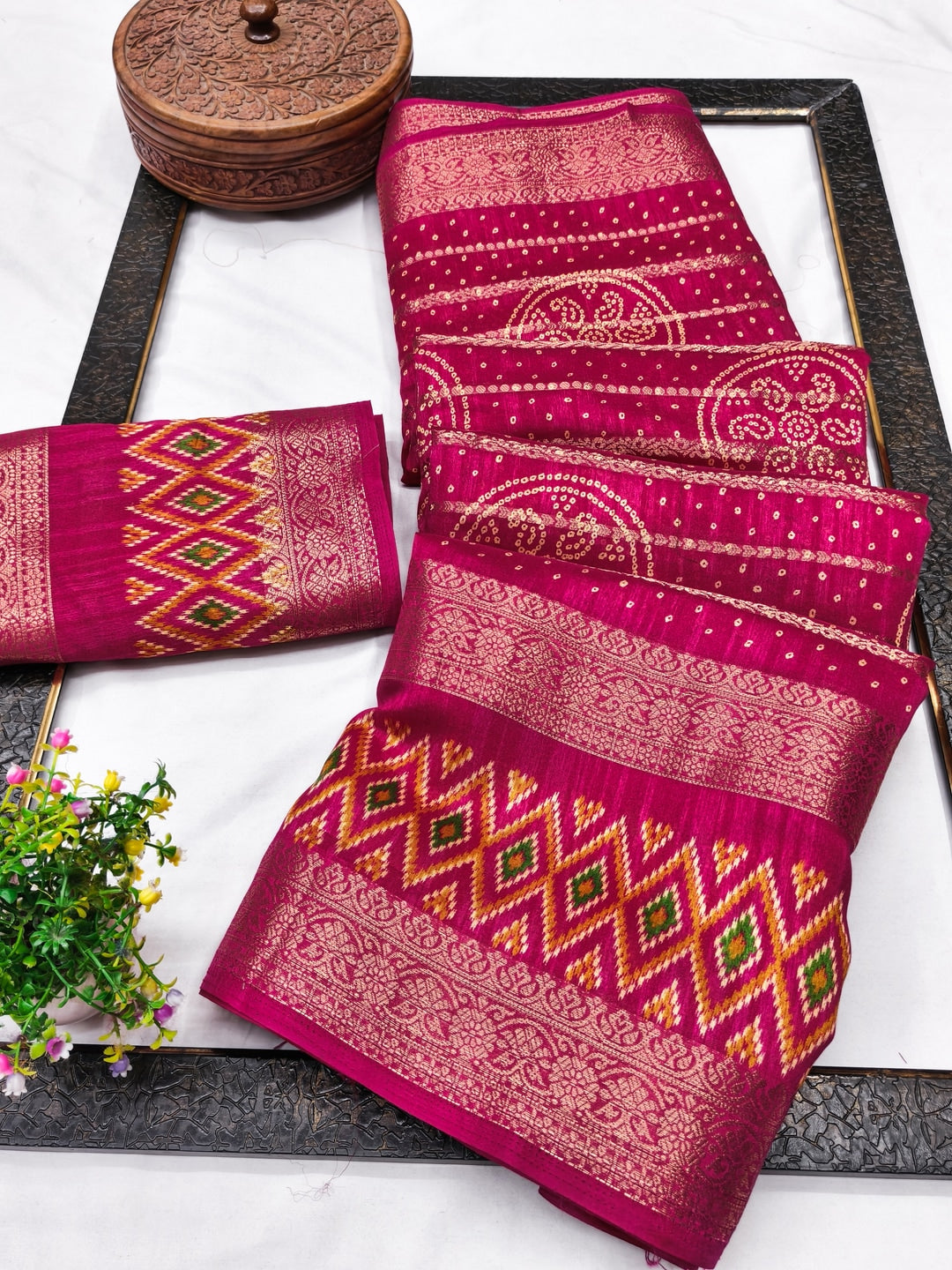 Peachmode Magenta Bandhani Art Silk Saree - Image 2