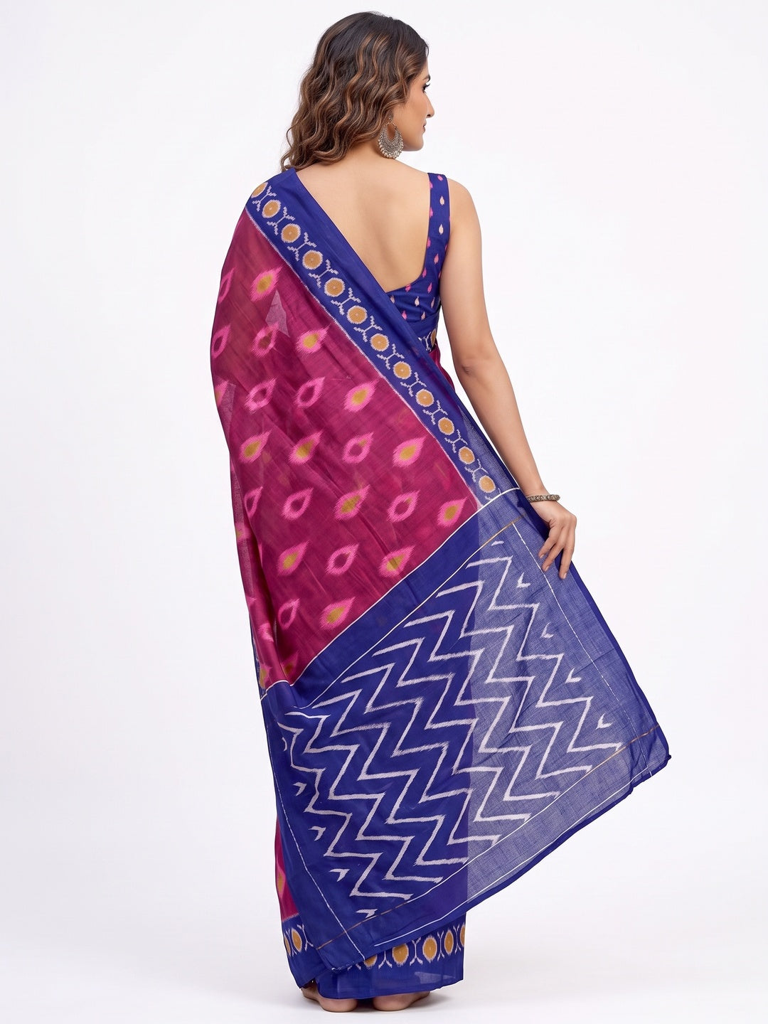 Trendy Pink Ikkat Print Mulmul Cotton Saree With Stylish Zig Zag Pattern Pallu - Image 6