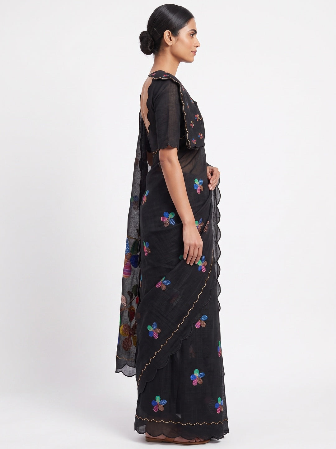 Black Linen Saree Featuring Floral Digital Print With Zari Outline & Cutwork Border - Image 4