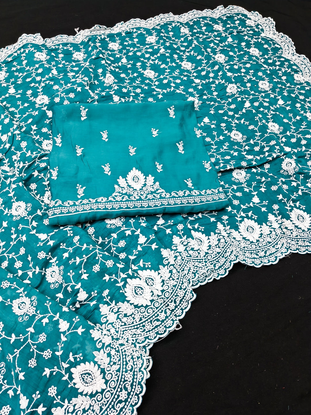 Peachmode Teal Floral Embroidered Mul Chanderi Saree - Image 3