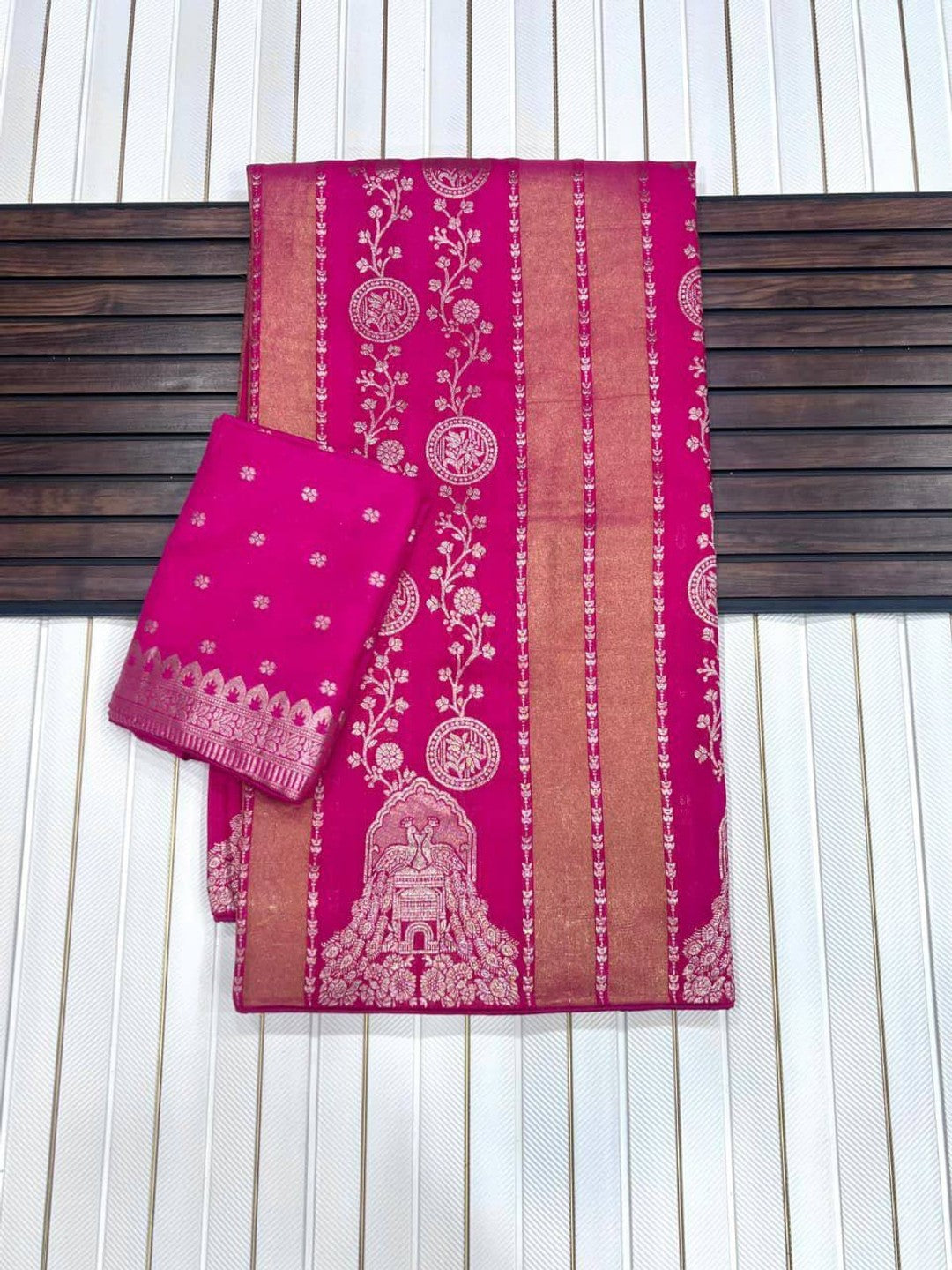 Peachmode Magenta Georgette Zari Woven Saree - Image 3