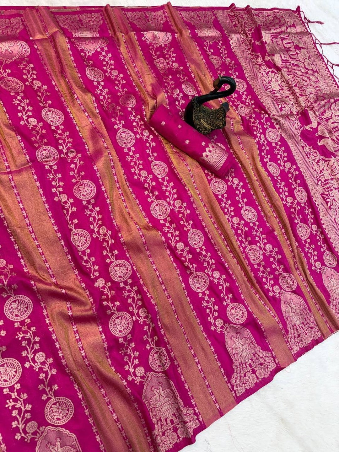 Peachmode Magenta Georgette Zari Woven Saree - Image 4