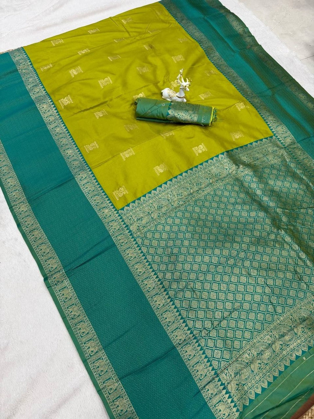 Peachmode Green Kanjivaram Soft Silk Zari Saree - Image 3