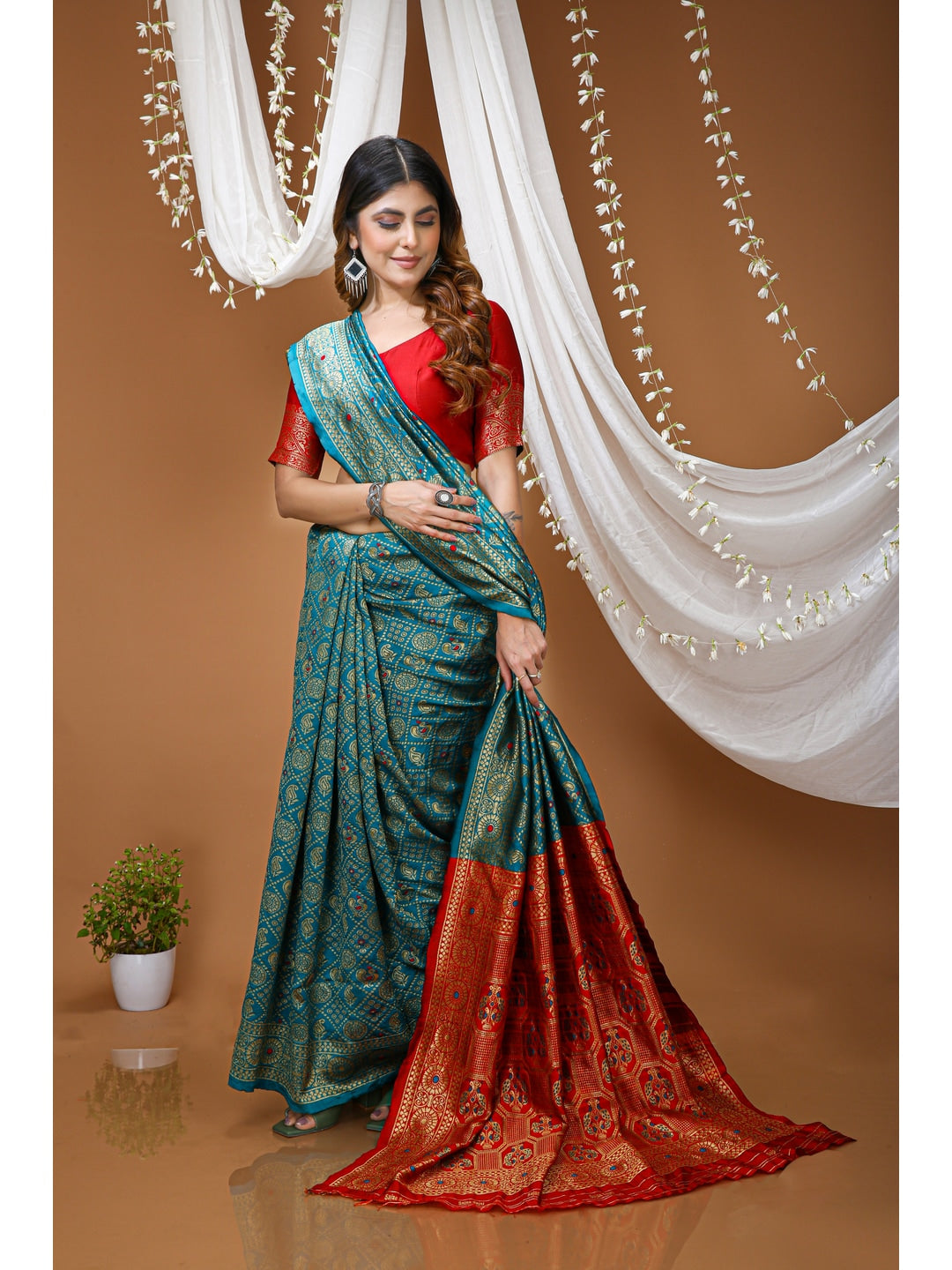 Peachmode Ferozi Jacquard Woven Kanchipuram Silk Saree - Image 4