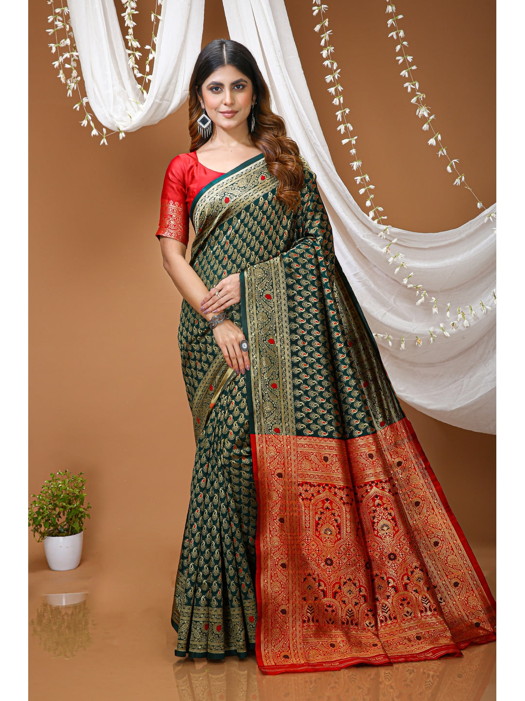 Peachmode Green Jacquard Woven Soft Silk Kanchipuram Saree - Image 1