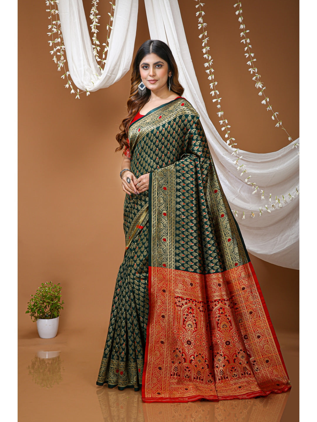 Peachmode Green Jacquard Woven Soft Silk Kanchipuram Saree - Image 2