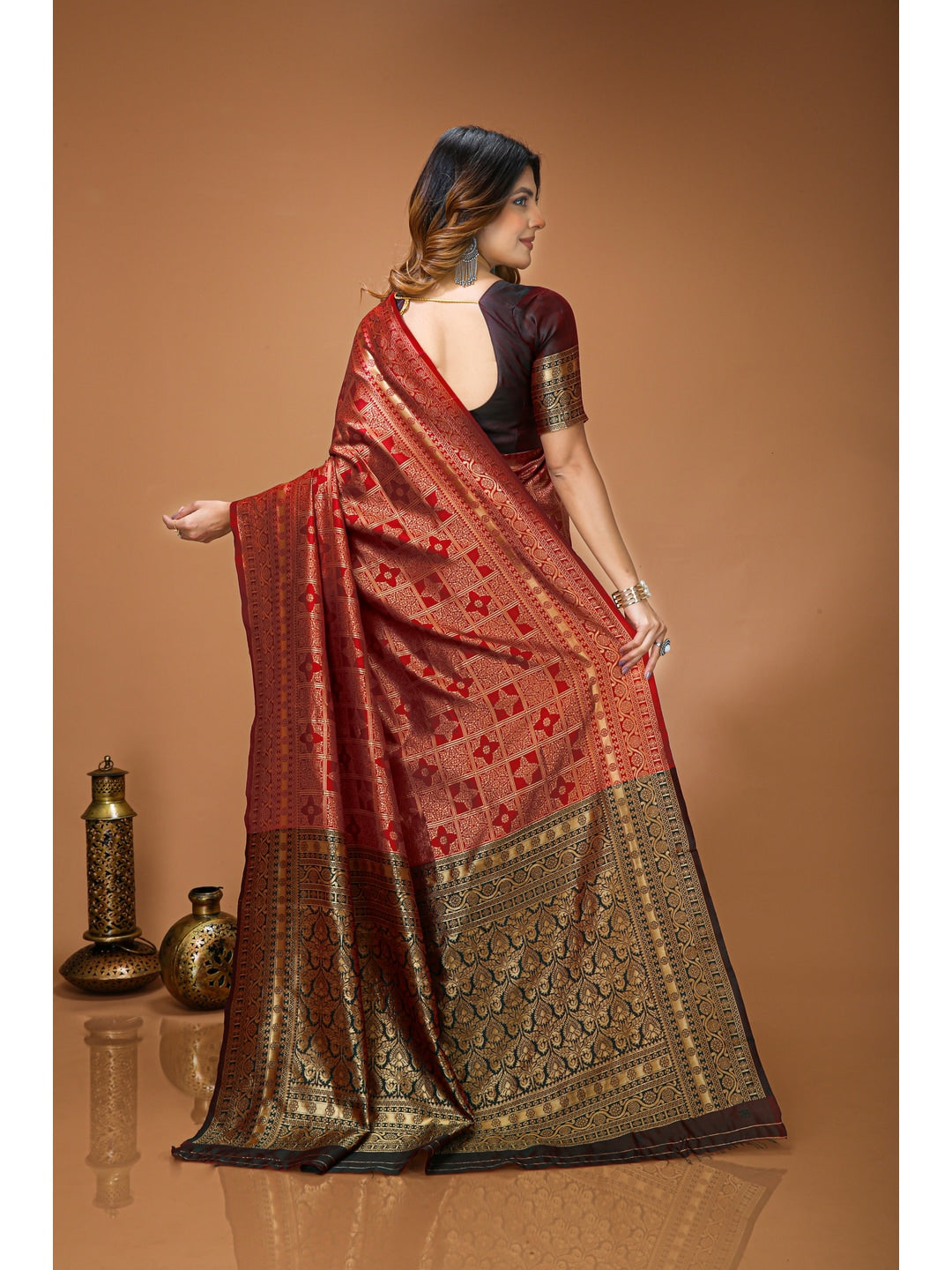 Peachmode Red Traditional Motif Soft Lichi Silk Saree - Image 3