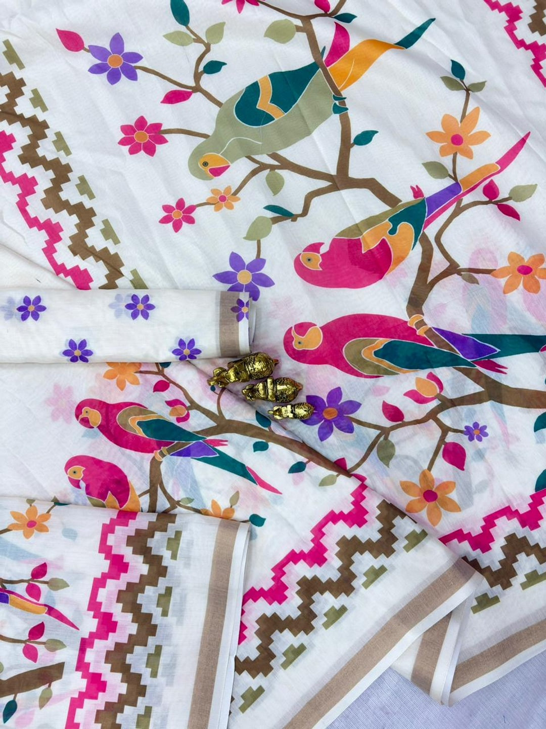 Peachmode Off White Digital Printed Mul Cotton Saree - Image 3