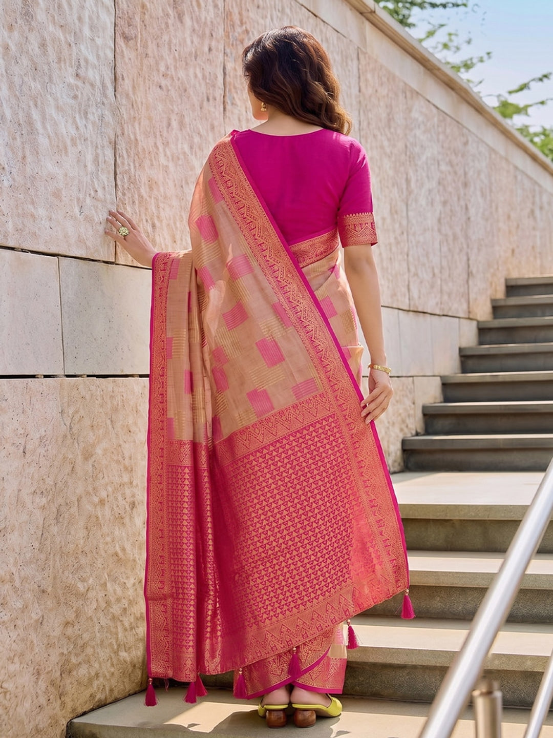 Peachmode Beige & Pink Linen Cotton Woven Saree - Image 4