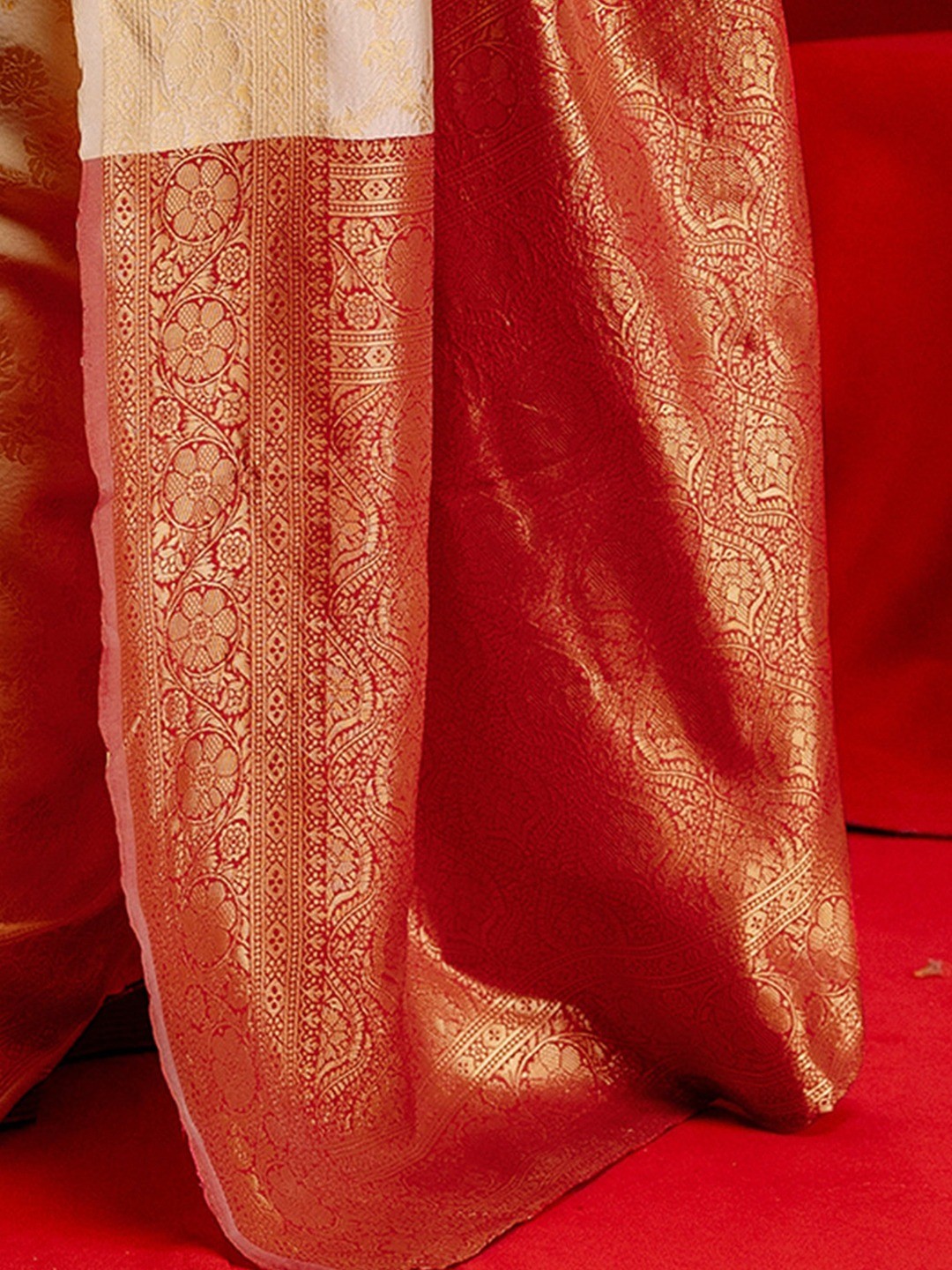 Peachmode Offwhite Red Jacquard Woven Kanchipuram Lichi Silk Saree - Image 5
